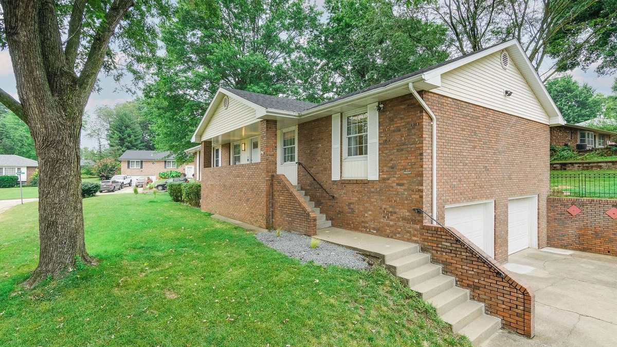 Jefferson City House | Chic 4-BDR 3 BA Home in Safe, Desired Neighborhood 5 Min from State Capitol.