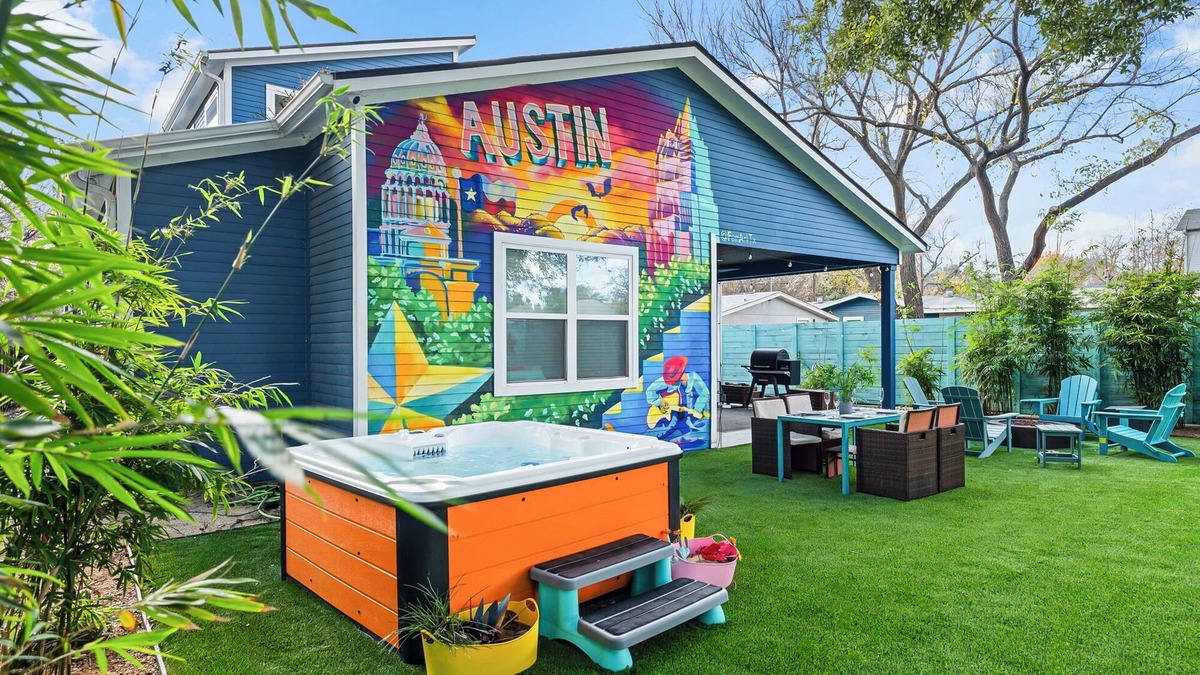 Montopolis House | Chic 4-bedroom, Hot Tub, Sauna, Cowboy pool-10 minutes to Sixth Street