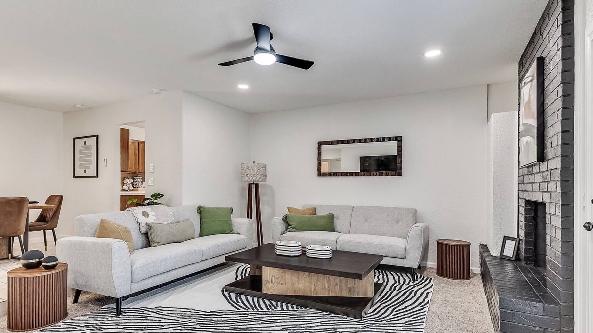Edmond House | Chic 4BR Retreat with Big Backyard and Outdoor Dining Spaces