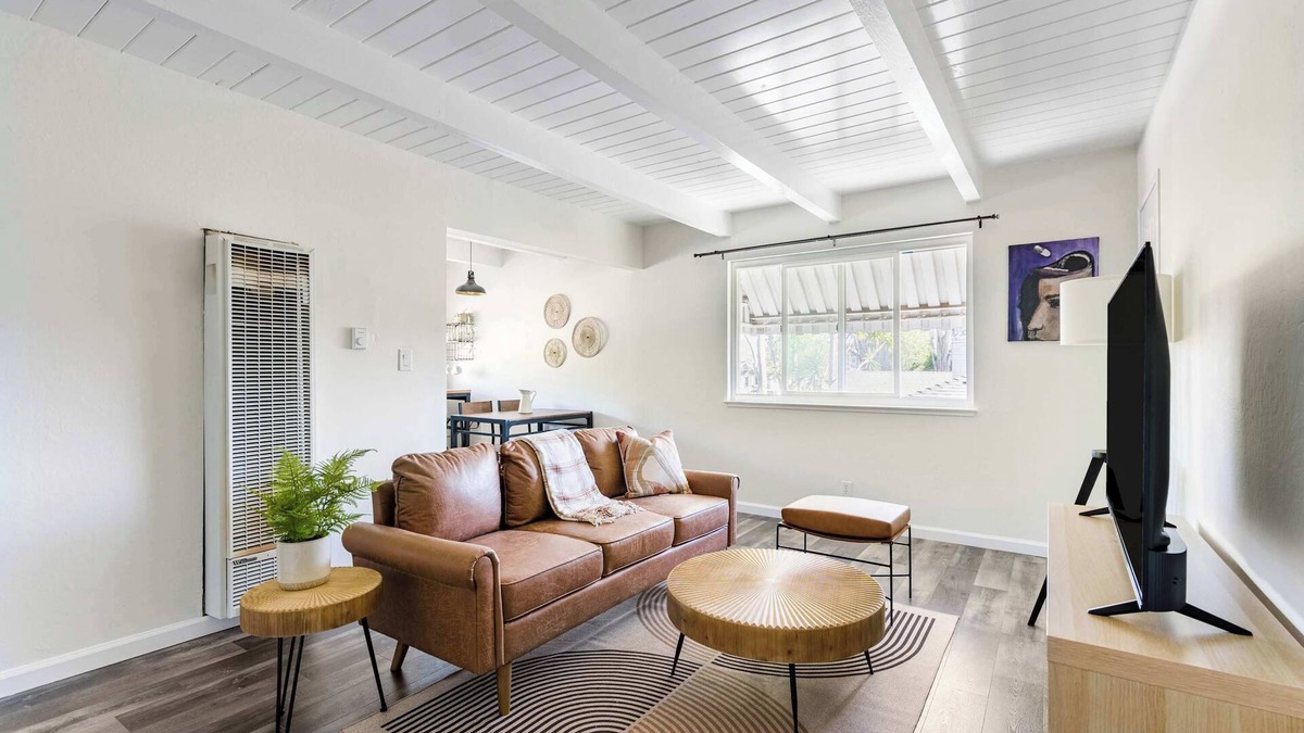 Poets Corner Apartment | Chic Abode In Central Berkley