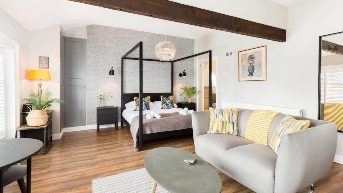 Warrington Apartment | Chic and central studio apartment with parking