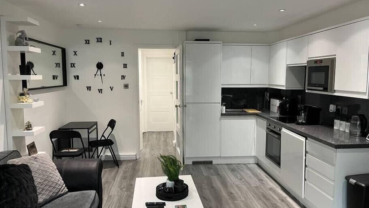 Stone Apartment | Chic and Modern Flat: Perfect for Exploring Kent!