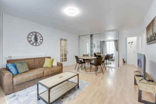 Saint-Germain-en-Laye Apartment | Chic and spacious apart with parking