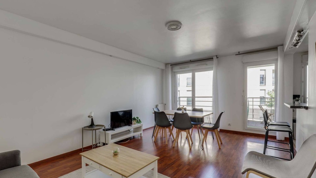 Argenteuil Apartment | Chic and Spacious Apart With Parking