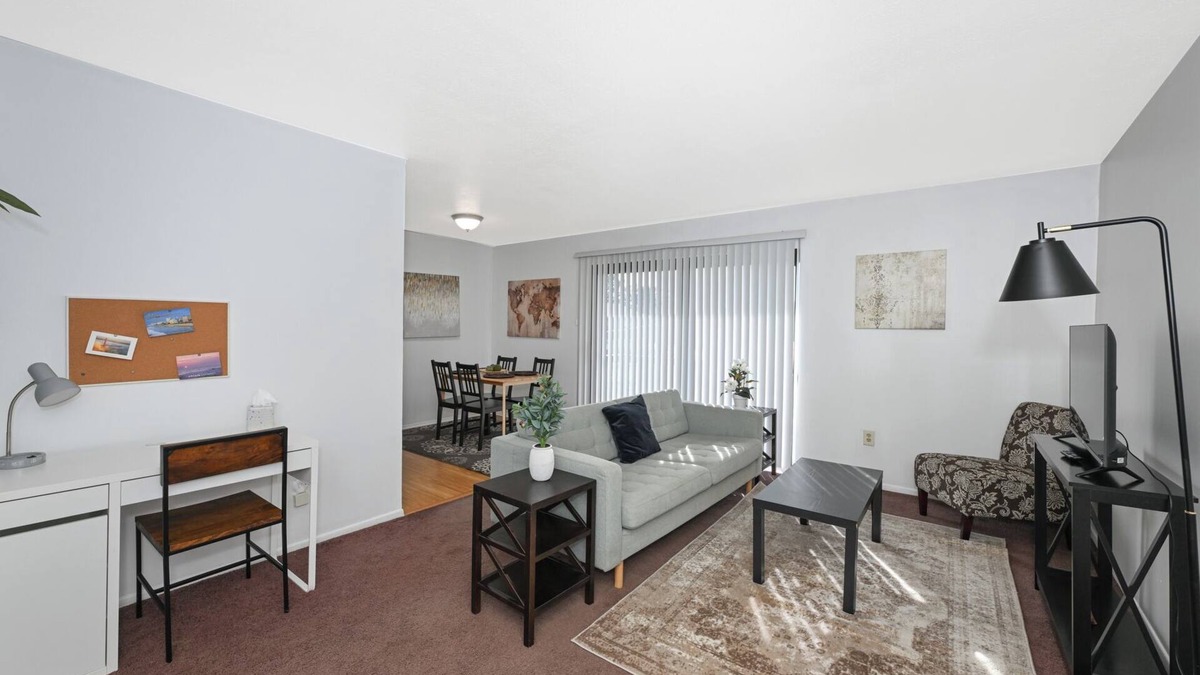 Mentor Apartment | Chic and Stylish 1-Bed Retreat for Traveling Professionals!
