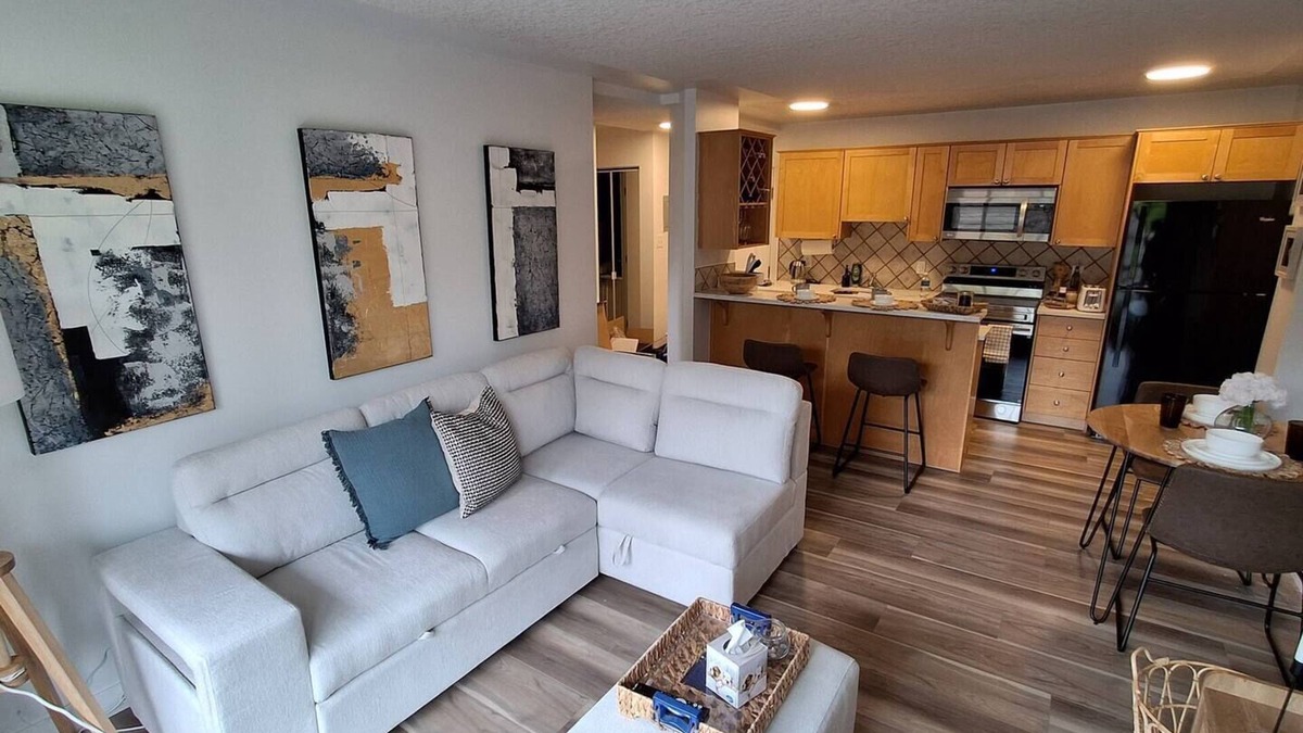 Lower Mount Royal Condo | Chic Apt Near Stampede