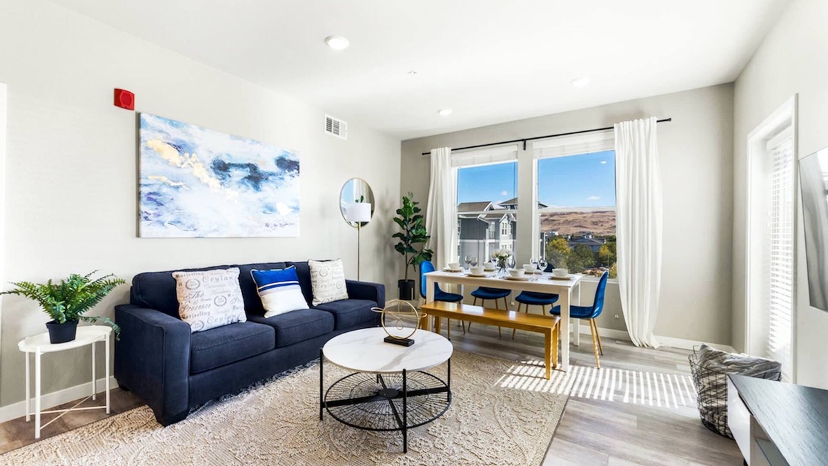 Sparks Apartment | Chic Apt. w/Jacuzzi, Pool, BBQ, & Mountain Views