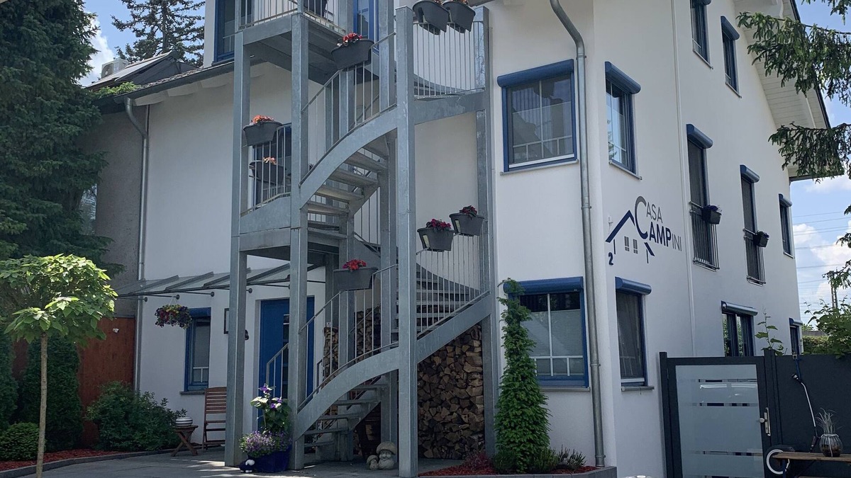 Furstenfeldbruck District Apartment | Chic attic apartment with full furnishings and parking space on the outskirts of Munich