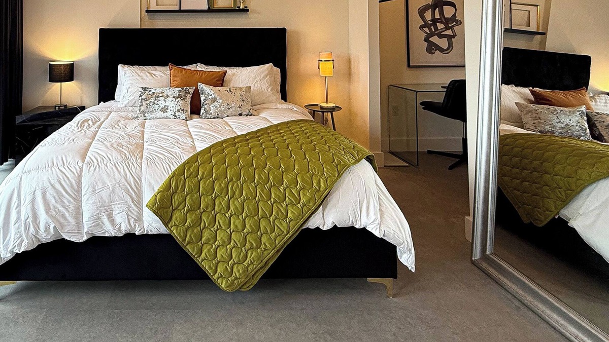 Central Business District Apartment | Chic Balcony Studio in Newark
