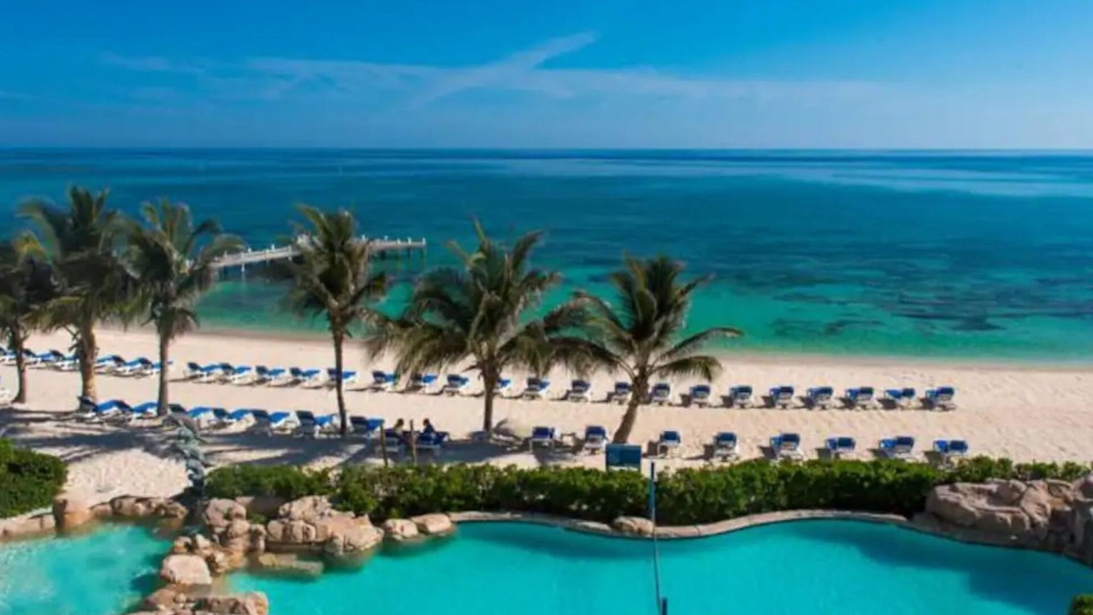 Colliers Bay Apartment | Chic beach front studio with fitness room, WiFi, king size bed and scenic patio