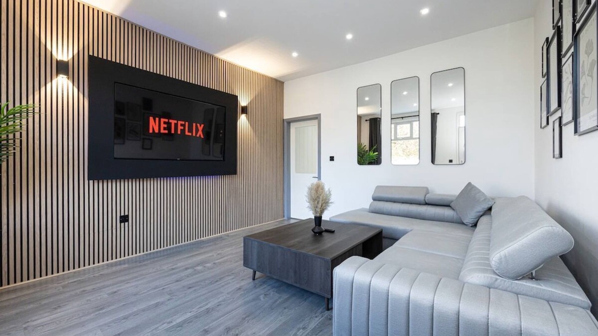 Bolton House | Chic Bolton Retreat : 2BR-Deluxe Cinema Experience