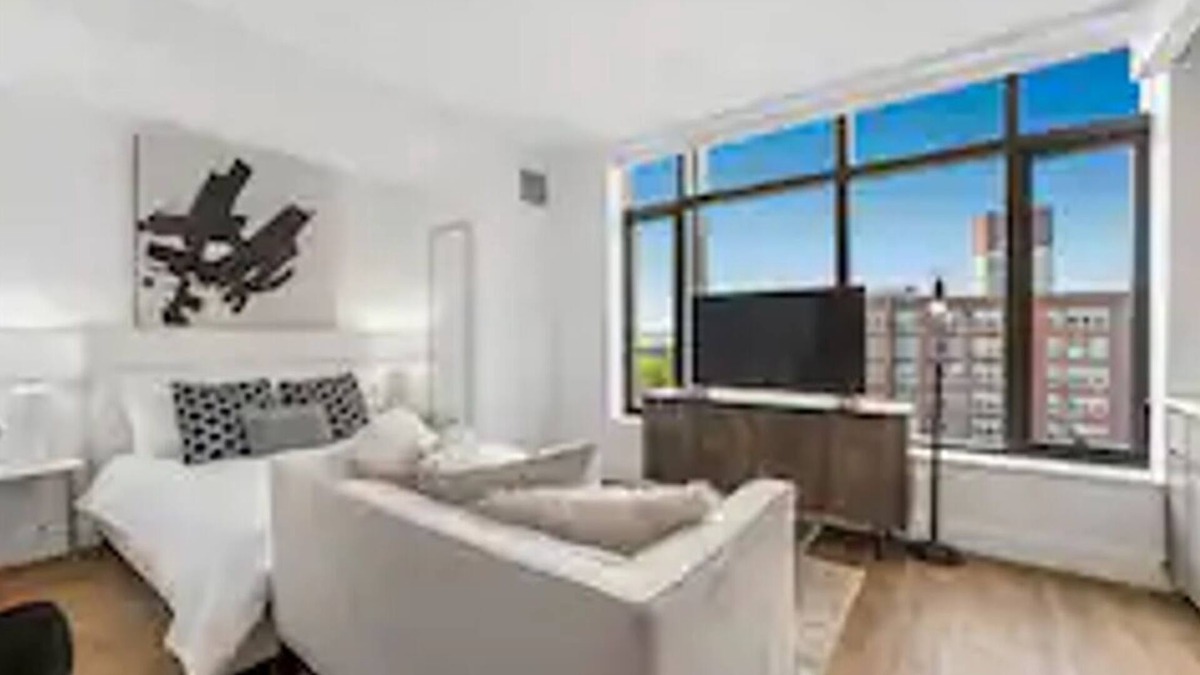 Bath Beach Apartment | Chic Brooklyn Studio: Your Home Away from Home