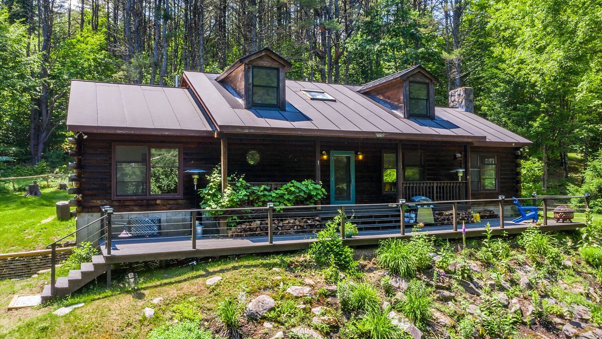 Hartland House | Chic Cabin near Killington for Relaxing and Co-working
