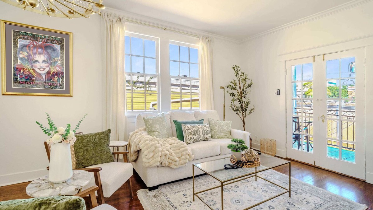 Touro House | Chic & Central w/Parking: Ideal 4 Families/Groups