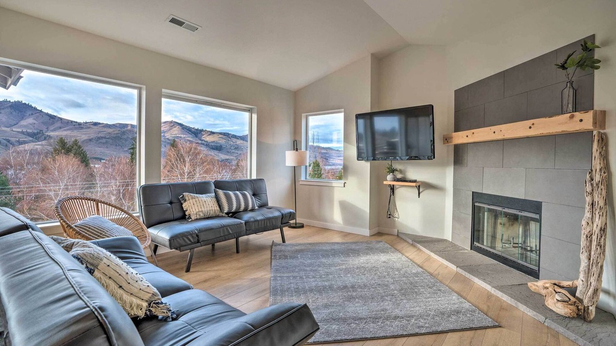 Chelan Condo | Chic Chelan Condo w/Balcony, Walk to Lake & Dtwn!