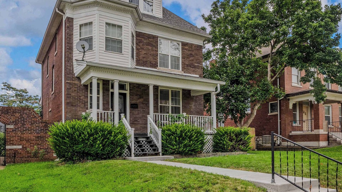 St. Louis House | Chic City Living with Modern Touches/ABODEbucks