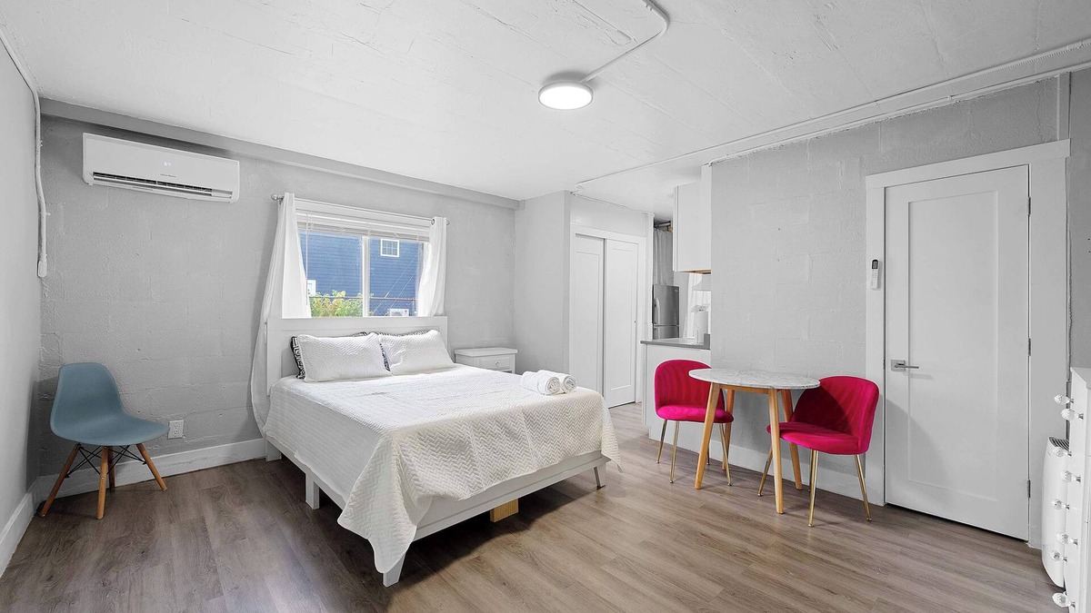 Olde Towne East Apartment | Chic City Retreat 93D