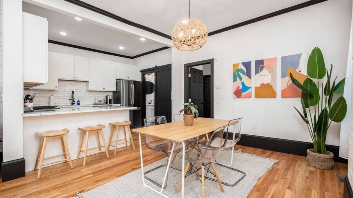 Victorian Village Apartment | Chic & Clean | Walkable to Everything | Smart TV