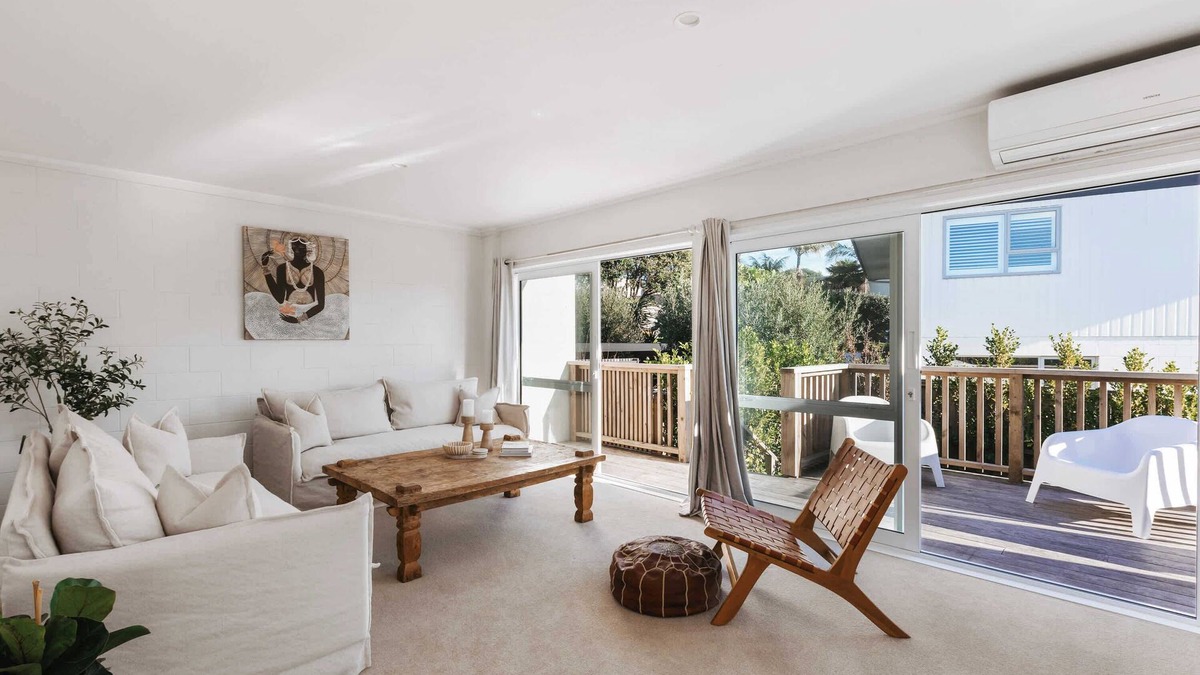Mount Maunganui House | Chic Coastal Escape Walk to Beach & Downtown Mount