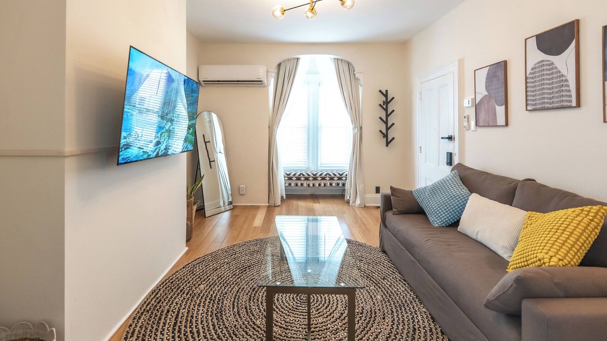 Jersey City Apartment | Chic & Comfortable 1 bed apt with Parking. Walking distance JSQ path. Sleeps 4.