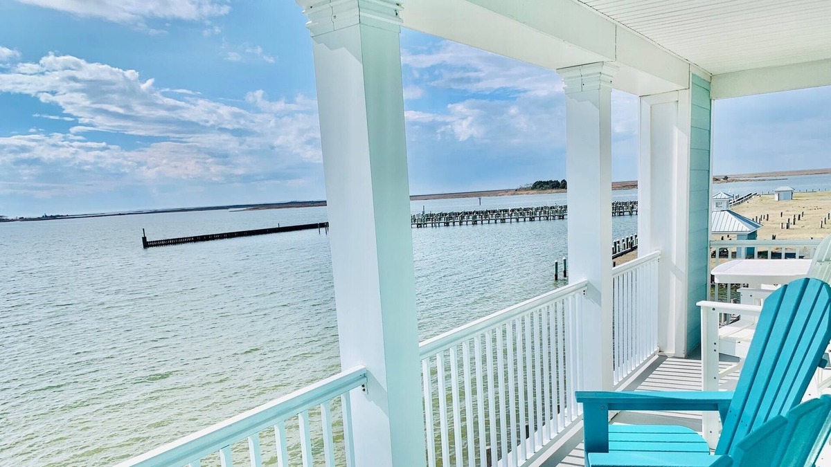 Crisfield Condo | Chic Condo on Tangier Sound with Waterfront Balcony, Fireplace