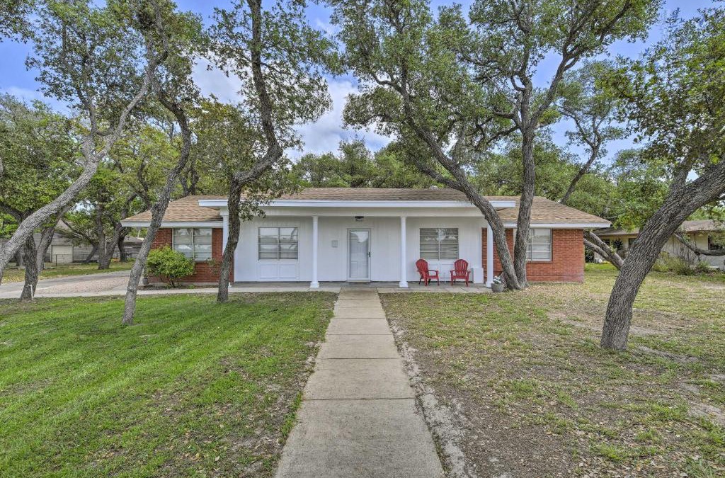 Ingleside Apartment | Chic Condo with Screened Patio about 13 Mi to Beach