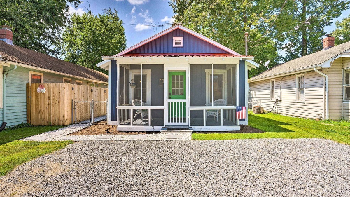 Colonial Beach Cottage | Chic Cottage w/Private Yard: Steps to Beach!