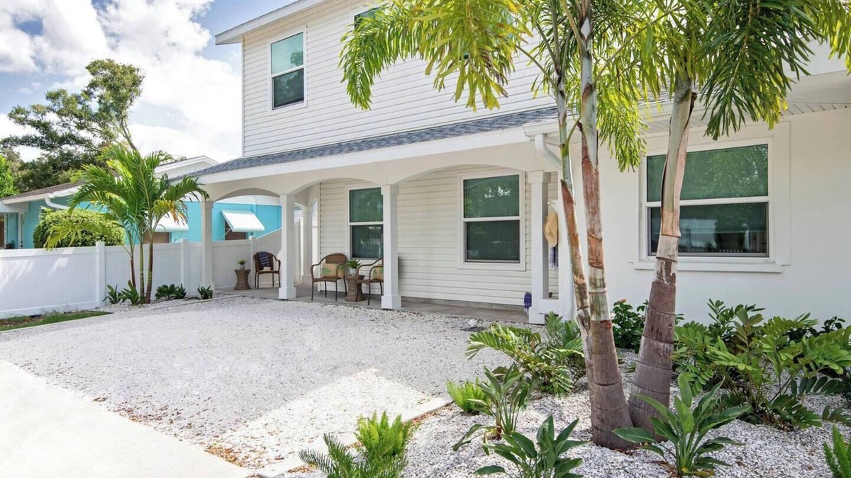 Downtown Dunedin Cottage | Chic Cottage Walk to Downtown Dunedin & Waterfront Pets Ok- Barefoot Parrot 3