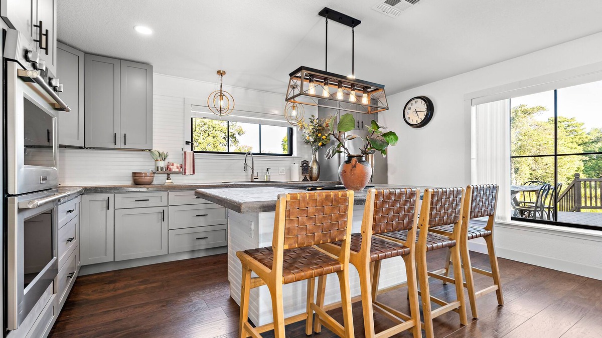 Brandon House | Chic Country Cottage w/Adventure Package -Hiking-Fishing-Swimming & More!