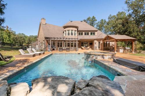 Ellendale Villa | Chic Countryside Estate-Patio Heaters-Game Room-Gym-BBQ-Pool