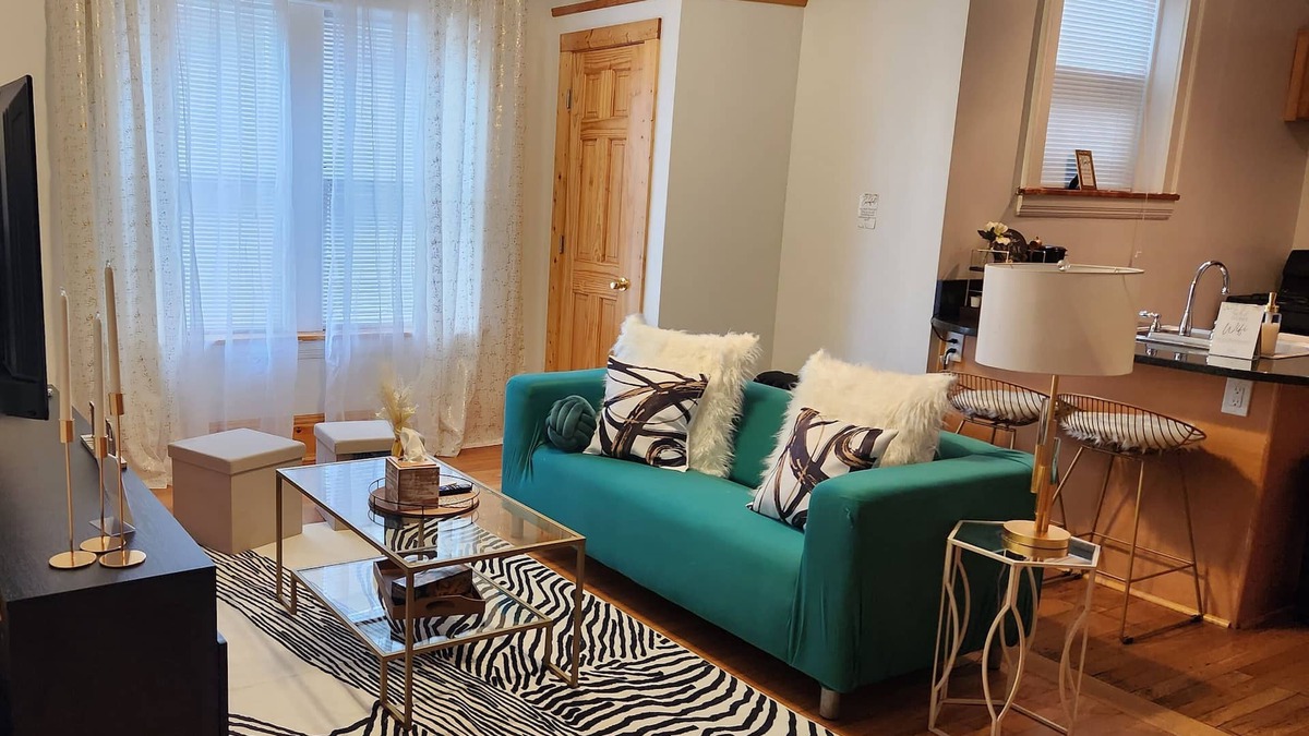 Cleveland Apartment | Chic Coventry:1 Bdrm w Fireplace.MINUTES from Case, Cle Clinic, UH, downtown!