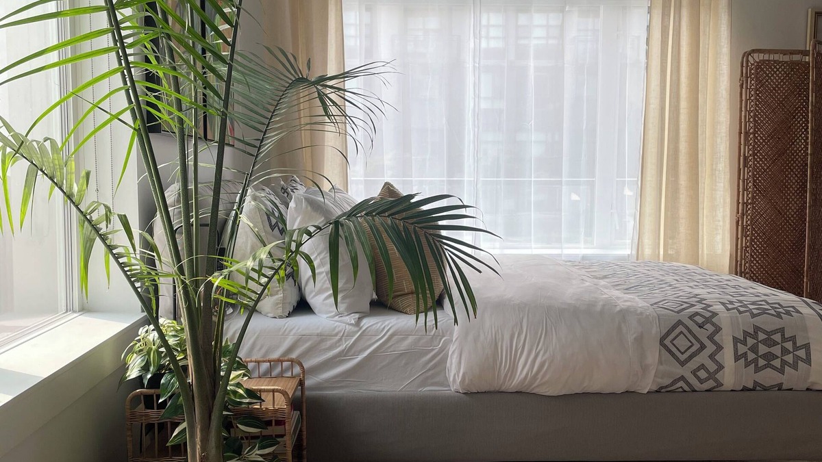 Lower Lonsdale Apartment | Chic & Cozy Condo North Vancouver 3+ Month Stay