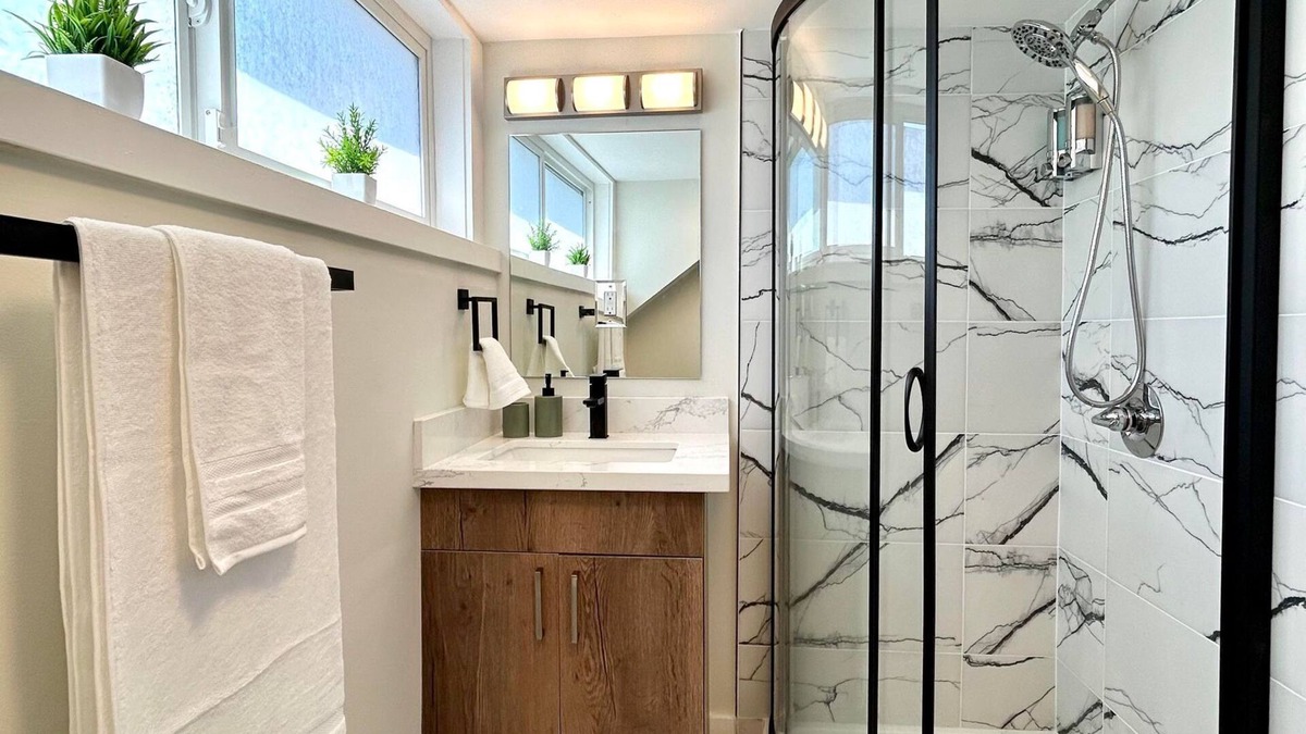 Renton Apartment | Chic, Cozy & New! Great location, Street Parking with AC