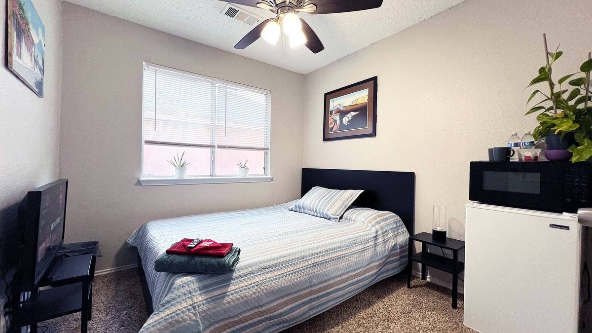 Dallas House | Chic & Cozy Room – 20 Min from Downtown Dallas