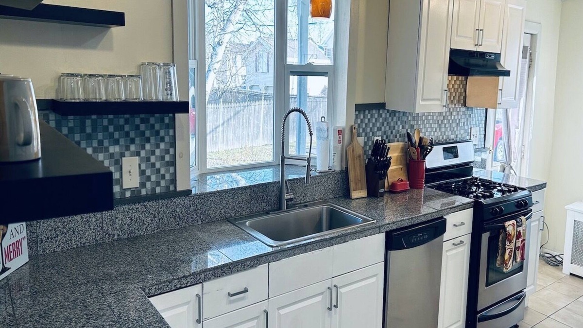 Watervliet House | Chic Cozy Suburban Sanctuary 5bdrm 2 bath Entire House!