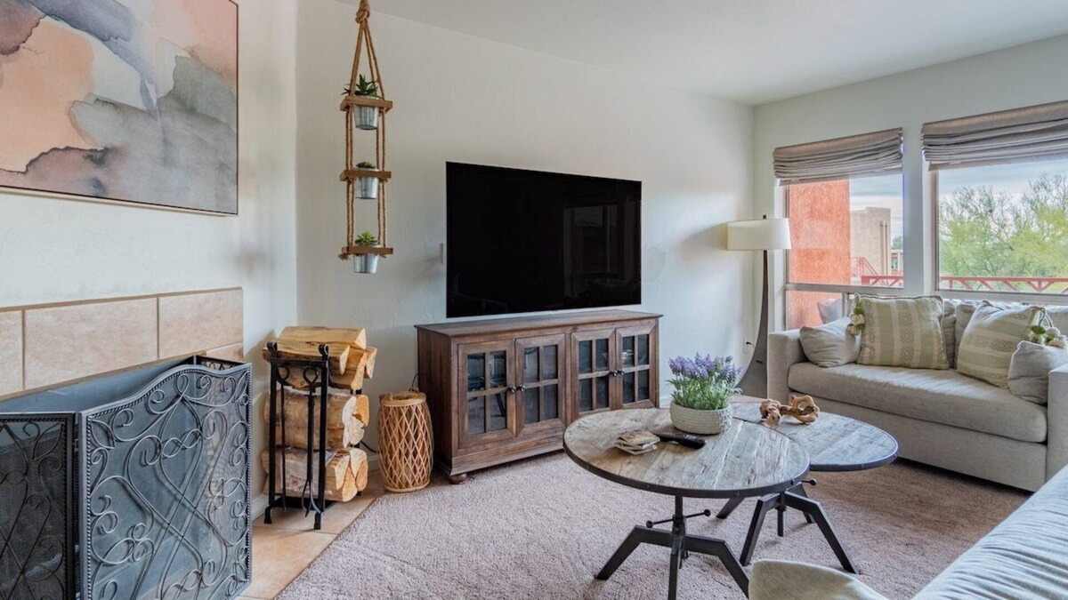 Tucson Condo | Chic Desert Retreat|Mountain Views|Pool+Spa+Gym