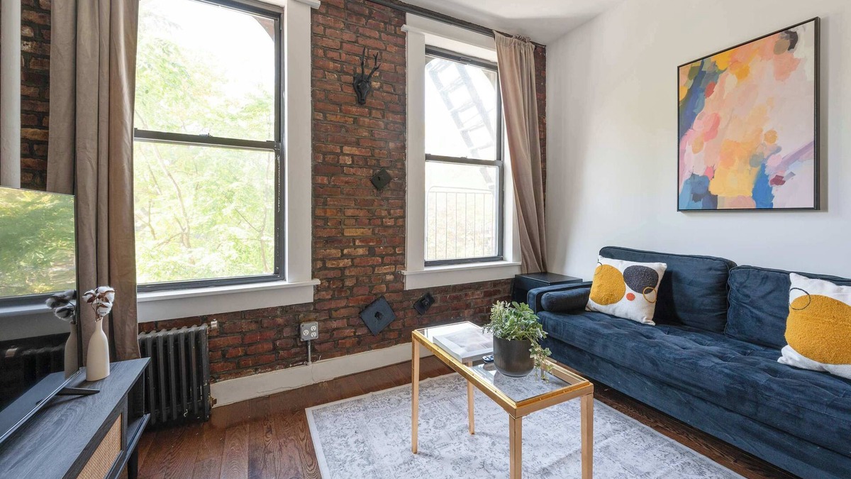 Chinatown Apartment | Chic downtown 1br Sum
