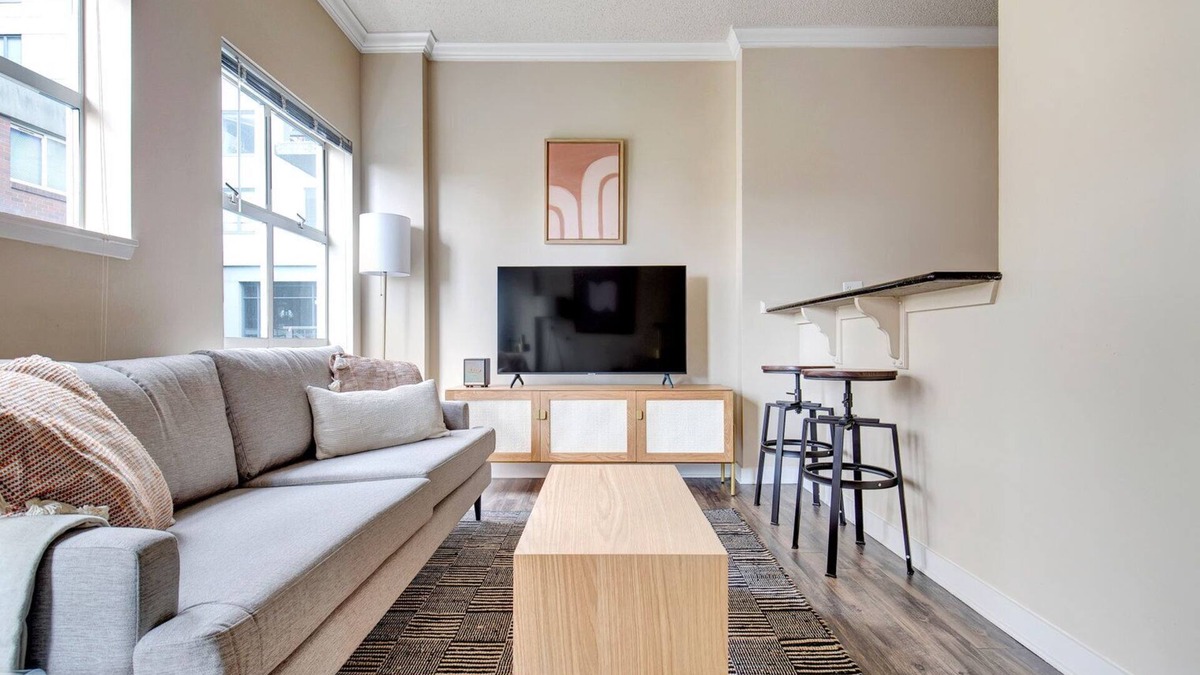 Downtown Seattle Apartment | Chic Downtown 1BR w/Gym, Roof Deck, near Pike St Market, by Blueground