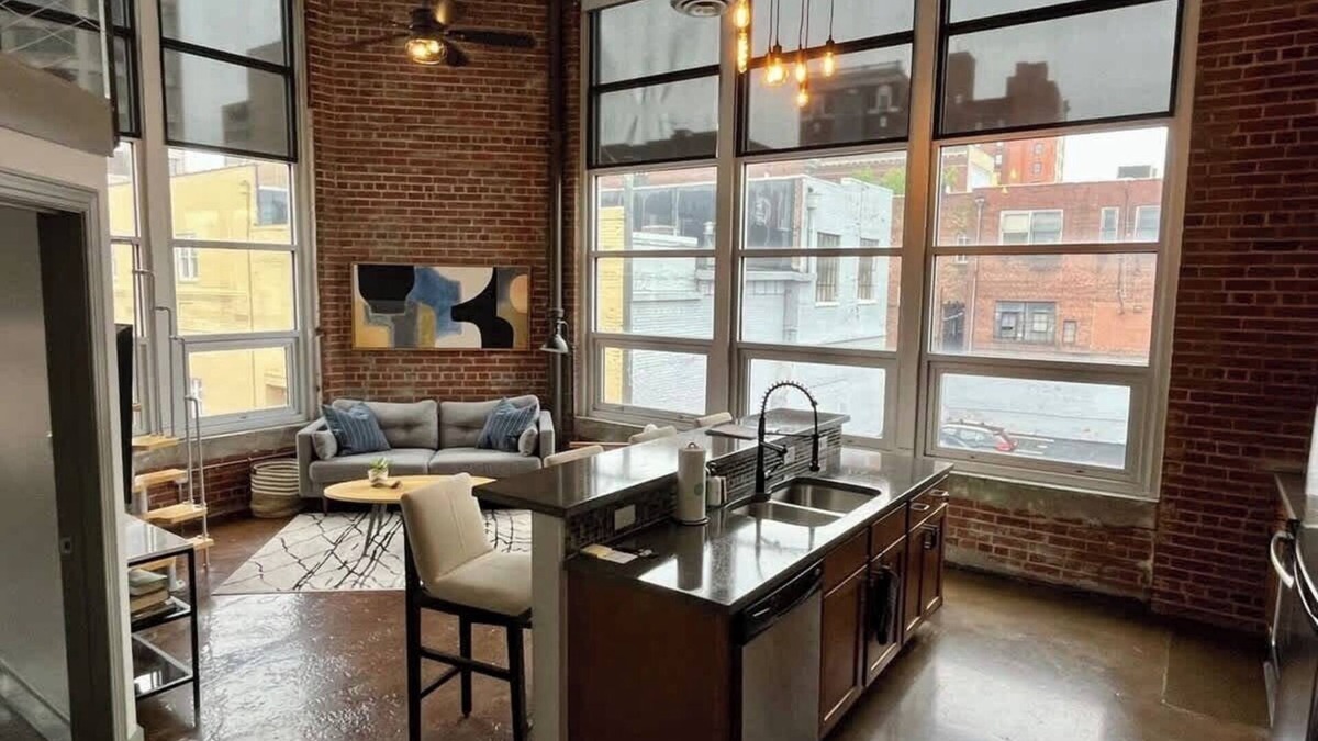 Roanoke Apartment | Chic downtown 1BR with study loft
