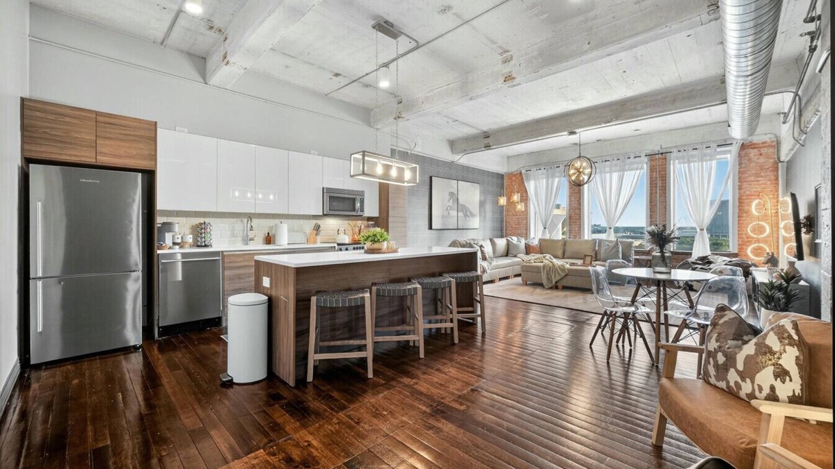 Downtown Dallas Apartment | Chic Downtown Loft With Big D Flair! – Walkable & Boldly Designed -Free Valet, Pool, Gym