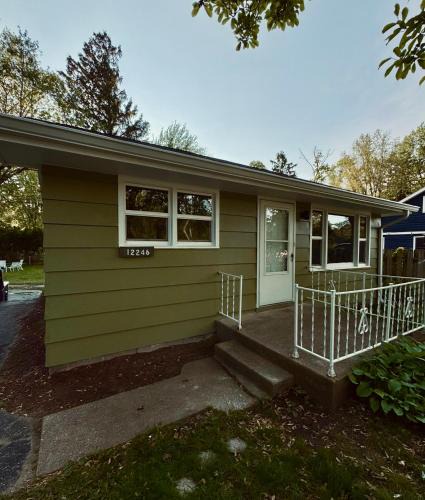 Shorewood-Tower Hills-Harbert House | Chic Dunes Cottage with HOT TUB near Warren Dunes