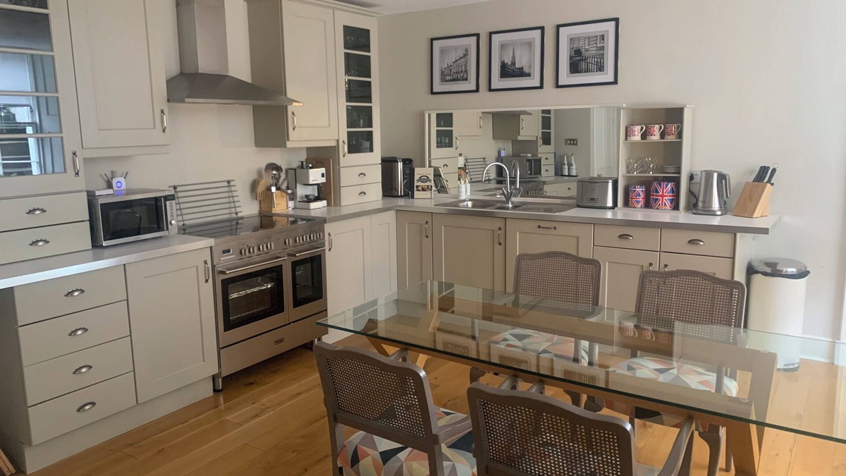West End Apartment | Chic Edinburgh City Centre Apart. close to Castle