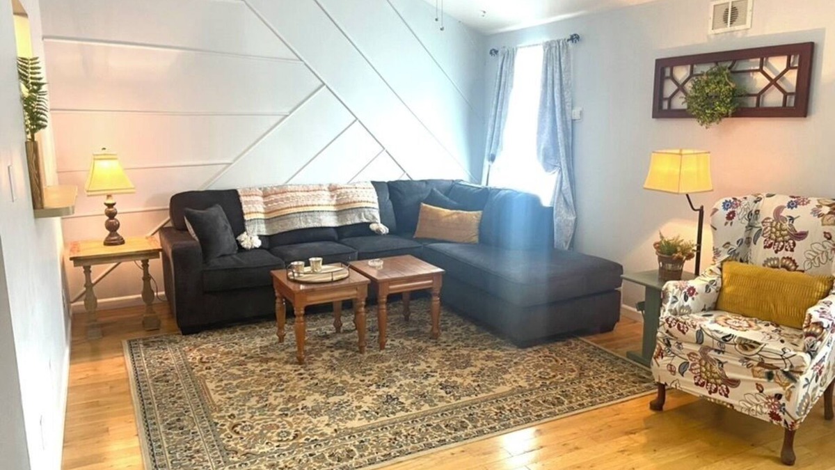 Powell Apartment | Chic en suite 2 bedroom corporate apartment in N. Knox/Powell with WiFi, AC