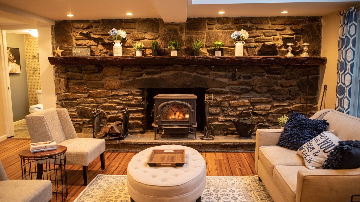 Preston House | Chic Farmhouse 2 miles from Foxwoods