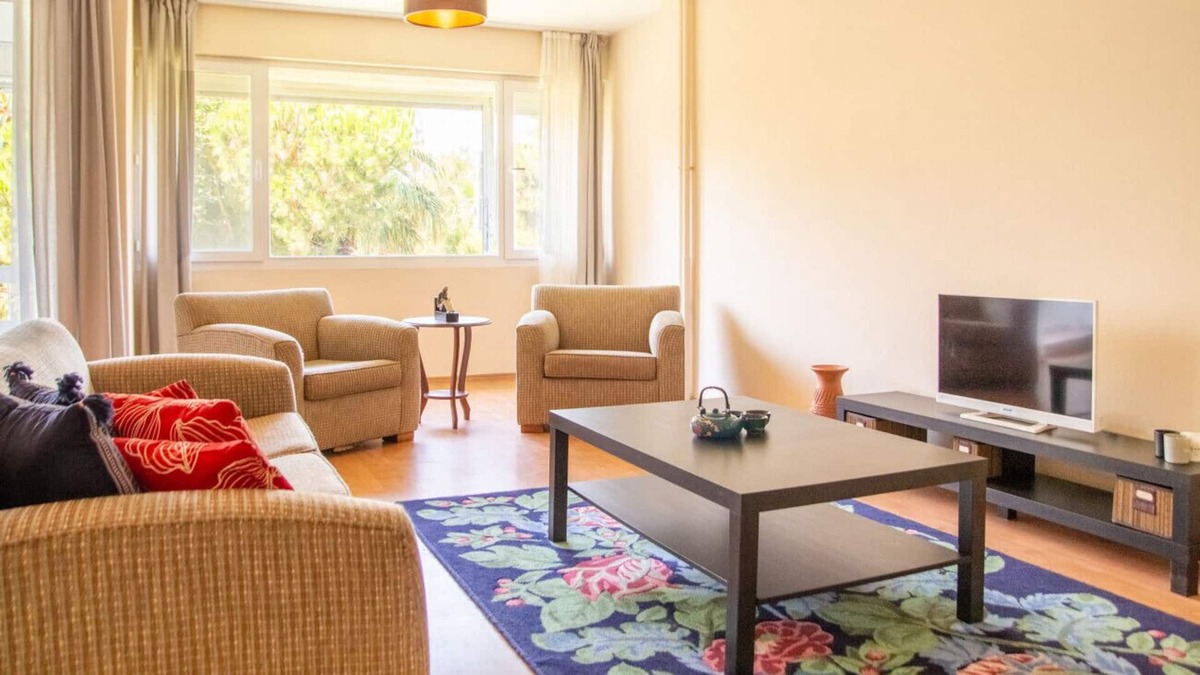 Karsiyaka Apartment | Chic Flat w Balcony By Bostanli Coast in Karsiyaka