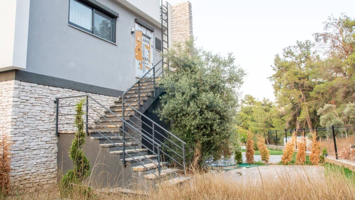 Milas Apartment | Chic Flat w Garden 1 min to Milas Coast