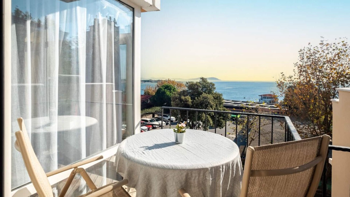 Moda Apartment | Chic Flat with Balcony near Moda Shore