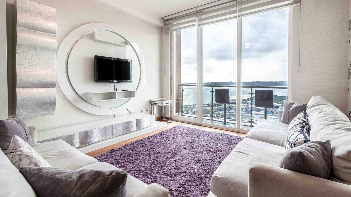 Kucukcekmece Apartment | Chic Flat with Kucukcekmece Lake View and Balcony