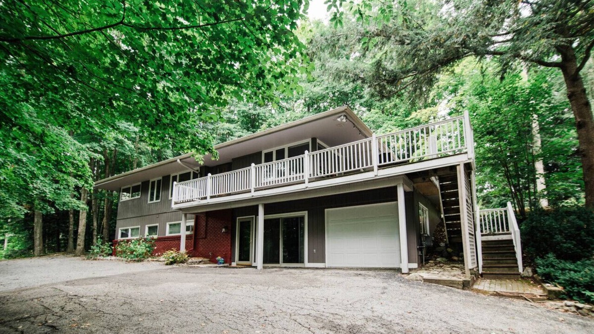 Petoskey House | Chic Golf Course Escape W/Hottub