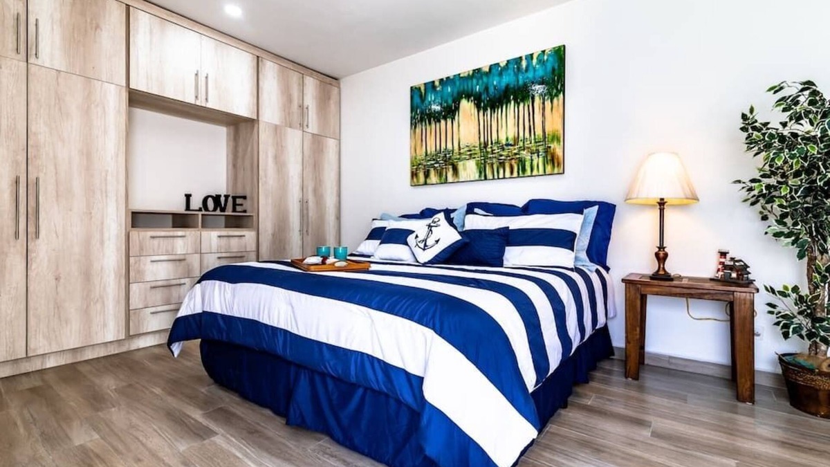 La Joya House | Chic Home, Security, King Bed, Wheelchair Access, WiFi, Hot tub